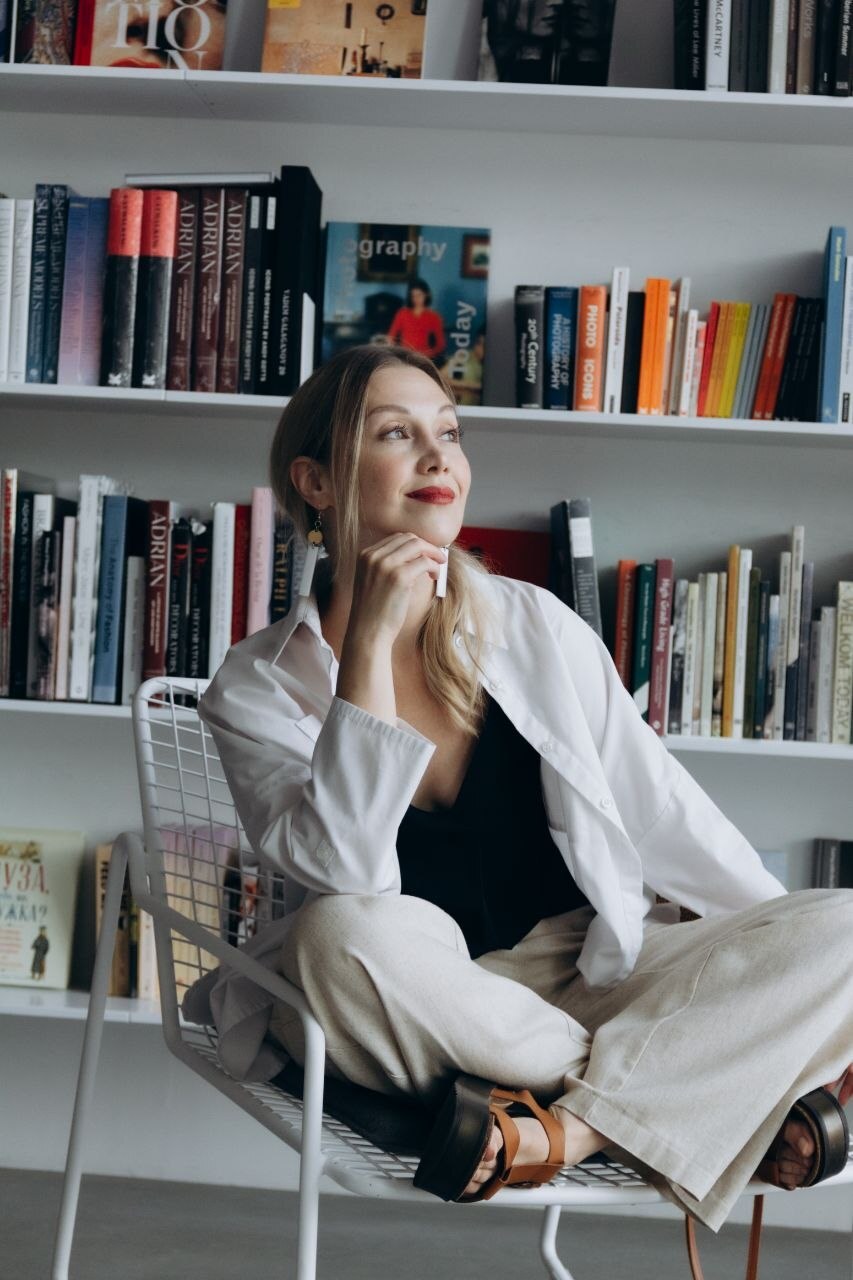 Марина Беднякова — преподаватель техники речи, актриса театра «Буффонеско»